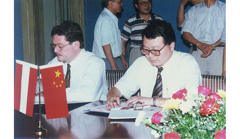 1996年，公司代理國風塑業(yè)引進奧地利格瑞納公司設備項目簽約儀式現(xiàn)場